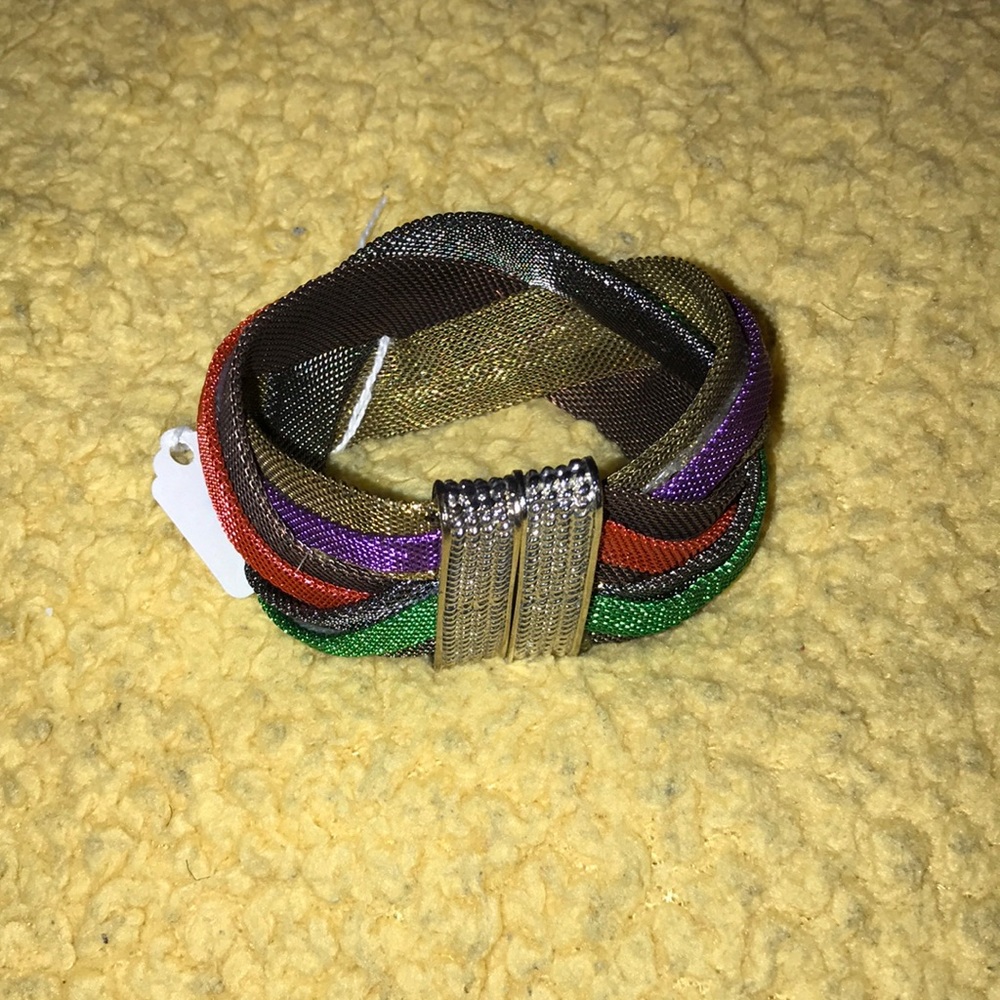 Women’s reversible magnetic bracelet.